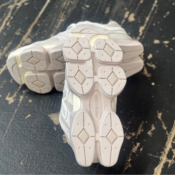 (WOMEN’S) New Balance 9060 Grey Beige - Picture 8 of 8